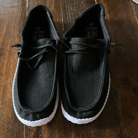 Women’s shoes - Picture 1 of 3